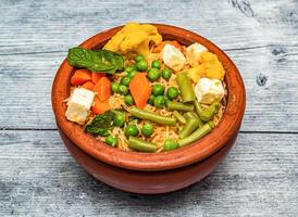 vegetal paneer Biryani com matar, gobi servido dentro argila Panela prato isolado em de madeira mesa topo Visão do indiano picante Comida foto