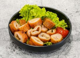 refogado porco orelhas ou pha lau khia servido dentro prato isolado em cinzento fundo topo Visão do Cingapura frutos do mar foto