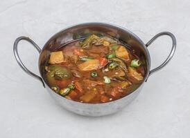 misturar Sabzi ou misturado legumes aloo e Shimla alegria, batata e Sino pimentas servido dentro karahi isolado em cinzento fundo lado Visão do paquistanês e indiano especiarias Comida foto