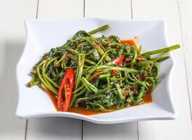 sambal kangkong servido dentro prato isolado em mesa topo Visão do Cingapura Comida foto