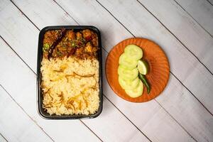 achari frango pulao Biryani arroz com pepino e limão fatia servido dentro prato isolado em de madeira mesa topo Visão do Bangladeshi e indiano picante almoço Comida foto