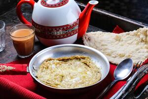 ovo omelete com pão, café e chaleira café da manhã servido dentro prato isolado em vermelho esteira topo Visão em mesa árabe Comida foto