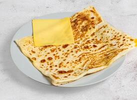 queijo paratha ou parata com queijo fatia servido dentro prato isolado topo Visão do Cingapura Comida foto