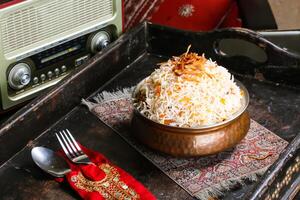 árabe frango Biryani ou carne Biriyani com frito cebola servido dentro prato isolado em vermelho esteira topo Visão em mesa árabe Comida foto