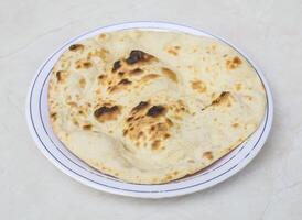 tandoori roti servido dentro prato isolado em cinzento fundo lado Visão do paquistanês e indiano especiarias Comida foto