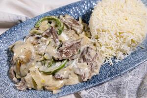 frango dentro ostra molho com branco arroz servido dentro prato isolado em Comida mesa topo Visão do meio leste especiarias foto