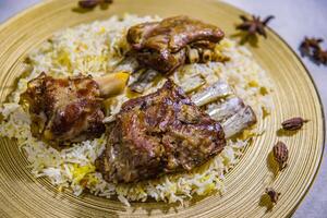 Laham mandi Carneiro Biryani pulao arroz mandy basmati servido dentro prato isolado em Comida mesa topo Visão do meio leste especiarias foto