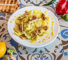César salada com maionese molho servido dentro prato isolado em mesa topo Visão do árabe Comida foto