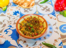 baba ganoush, ghanoush, Ghanouj ou Ghanouj com tomate e romã sementes servido dentro prato isolado em mesa topo Visão do árabe Comida foto