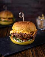 crocantes frango hamburguer com queijo, cebola, tomate e alface folhas servido dentro prato isolado em de madeira mesa lado Visão do árabe Comida foto