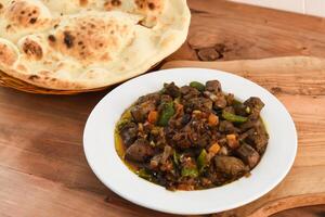 carne fígado com bahraini pão roti servido dentro prato isolado em de madeira mesa topo Visão meio Oriental café da manhã Comida foto