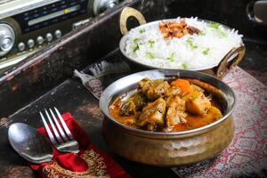 frango Salona ou salão com avião arroz, alu frango Curry, Korma, carne, Deus servido dentro prato isolado em vermelho esteira topo Visão em mesa árabe Comida foto