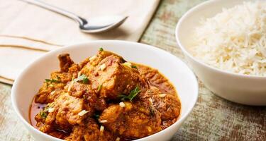 carne carne currykorma Masala karahi com fervido arroz servido dentro prato isolado em mesa topo Visão do árabe Comida foto
