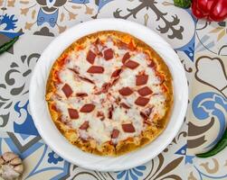 árabe calabresa pizza servido dentro prato isolado em mesa topo Visão do árabe Comida foto