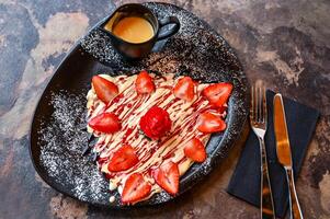 com crosta morango Tapioca com branco chocolate com açoitado creme, faca e garfo servido dentro prato isolado em Sombrio fundo fechar-se topo Visão do cafeteria cozido sobremesa Comida foto