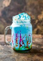 azul bolha milkshake com açoitado creme e chocolate servido dentro jarra isolado em Sombrio fundo lado Visão do saudável beber foto