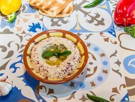 mutabal ou mutabel com Oliva óleo servido dentro prato isolado em mesa topo Visão do árabe Comida foto