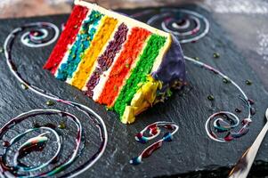 arco Iris bolo isolado em Sombrio borda lado Visão do cozido sobremesa cafeteria Comida foto