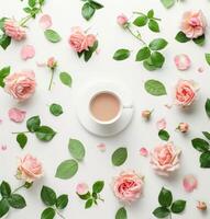 uma copo do café cercado de Rosa rosas foto