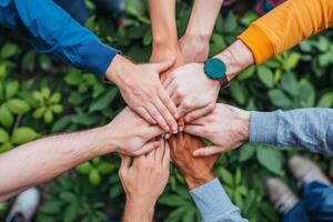 ai gerado diverso equipe junta-se mãos juntos dentro solidariedade foto