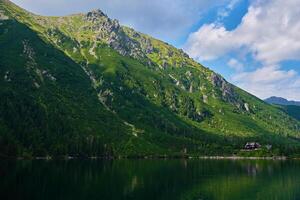 montanhas alcance perto lago às verão dia foto