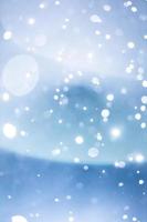 reflexo de lente úmido e presunçoso e flocos de neve borrados durante tempestade de neve à noite
