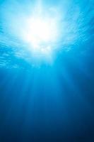 raio de luz real subaquático foto