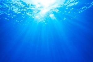 raio de luz real subaquático foto