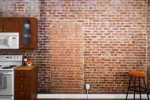 perspectiva de parede de tijolo liso velho industrial em uma cozinha. foto