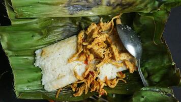 nasi bakar ou arroz grelhado arroz torrado envolto em folha de bananeira, comida tradicional indonésia foto