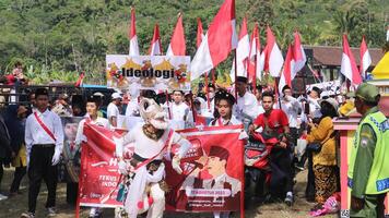 ambarawa, agosto Dia 17 2023. indonésio alunos trazer vermelho branco bandeiras dentro cerimônia a comemorar independência dia. foto