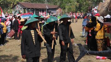 ambarawa, agosto Dia 17 2023. indonésio agricultores vestem chapéus e trazer bandeiras às a indonésio independência dia carnaval. foto