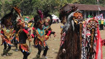 reger tradicional dança a partir de Indonésia às a indonésio independência dia carnaval evento. foto