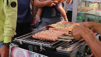 delicioso sosis Bakar churrasco linguiça dentro indonésio rua mercado. foto