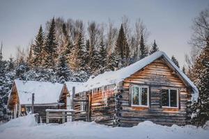 Barraca de madeira redonda canadense durante o inverno