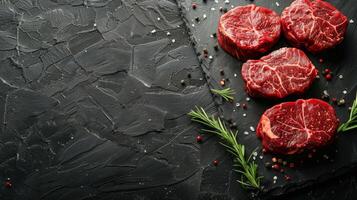 cru carne bifes com ervas e especiarias em uma Preto fundo foto