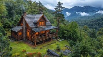 registro cabine dentro a montanhas às noite foto