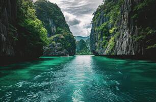 barco viajando baixa rio cercado de montanhas foto