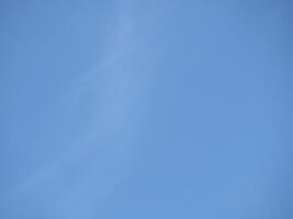 fundo de céu azul nublado foto