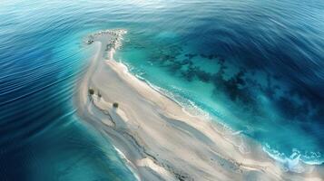 aéreo Visão do uma de praia com ondas e areia foto