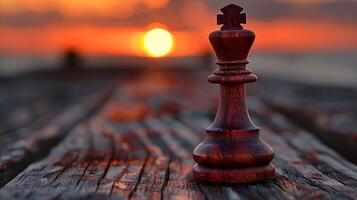 pôr do sol rei, uma solitário xadrez peça contra uma fogosa céu foto