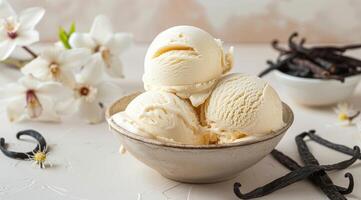 baunilha gelo creme, baunilha feijões e baunilha flores em a mesa. foto