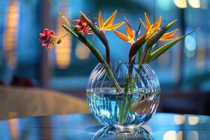 lindo pássaro do paraíso flor arranjo dentro uma cristal vaso foto