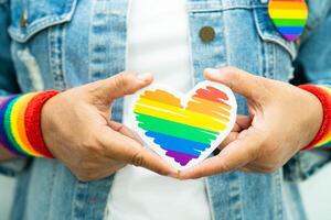 lgbt arco Iris colorida bandeira coração e fita, símbolo do lésbica, gay, bissexual, transgênero, humano direitos, tolerância e paz. foto