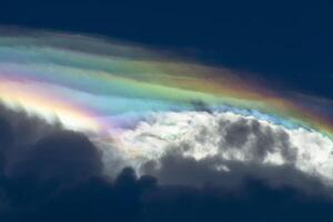 surpreendente arco Iris nuvem em a céu. foto