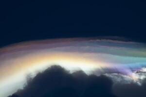 surpreendente arco Iris nuvem em a céu. foto