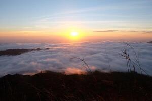 manhã nascer do sol, céu Alto serenidade, nuvens sobre montanha topos, caminhada aventura foto