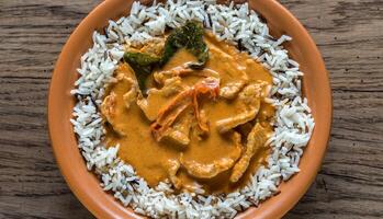 tailandês Panang Curry com misturar do branco e selvagem arroz foto