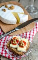 fatiado queijo Camembert em a pão foto