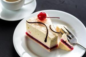 framboesa bolo de queijo com doce cereja foto